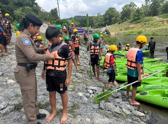 สายตรวจตำรวจท่องเที่ยวตรัง-พัทลุง (เขต 3 ชป.พัทลุง) ช่วยเหลือนักท่องเที่ยวในการสวมเสื้อชูชีพ เพื่อความปลอดภัยในการล่องแก่ง