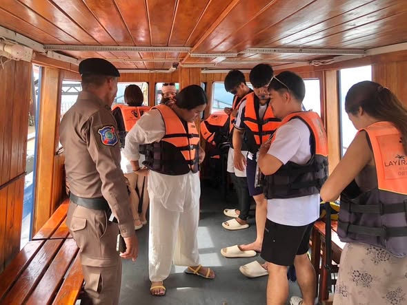 สายตรวจตำรวจท่องเที่ยวตรัง (เขต 2 ชป.ปากเมง) ช่วยเหลือนักท่องเที่ยวในการสวมเสื้อชูชีพ เพื่อความปลอดภัยในการท่องเที่ยวทางทะเล
