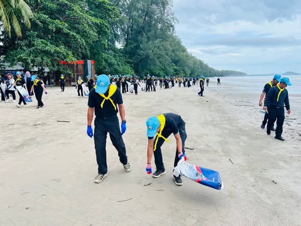 สายตรวจตำรวจท่องเที่ยวตรัง(เขต 2 ชป.ปากเมง) ร่วมกิจกรรม จิตอาสา เก็บขยะชายหาด /ชายทะเล 22 จังหวัดชายทะเล