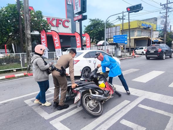สายตรวจตำรวจท่องเที่ยวตรัง(เขต 3 พัทลุง) ช่วยเหลือประชาชน เหตุจักรยานยนต์ล้มเอง